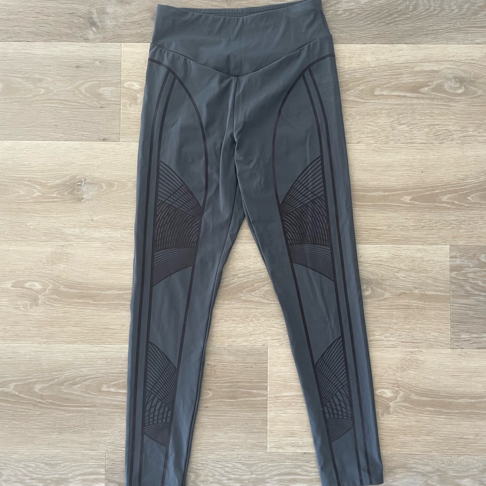 OYSHO Gray and Black Patterned Leggings